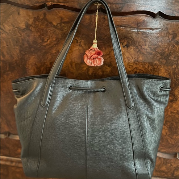SOLD⭐️Tignanello Downing Tote. Leather. Drawstring. NWT. Classic bag addition - Picture 2 of 5